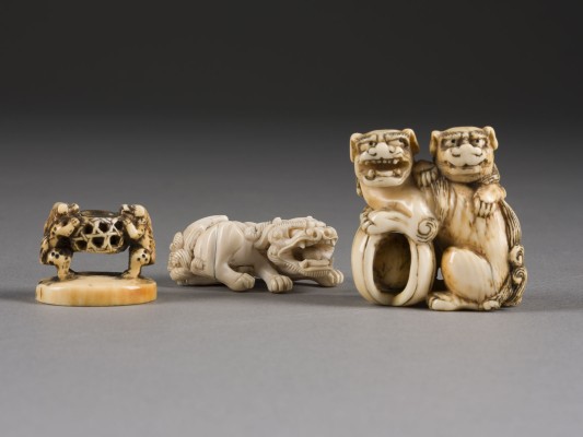 Auction 152<br>DREI NETSUKE VON SHISHI AUS ELFENBEIN
