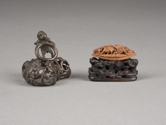 Bild EIN NETSUKE AUS BRONZE UND EIN GESCHNITZTES BOOT AUS EINEM OLIVENSTEIN