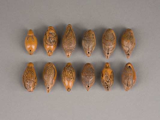 Picture EIN ZWÖLFTEILIGES KONVOLUT VON SCHNITZEREIEN AUS OLIVENSTEIN