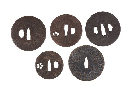 Picture EIN FÜNFTEILIGES KONVOLUT VON TSUBA IN MARUGATA-FORM