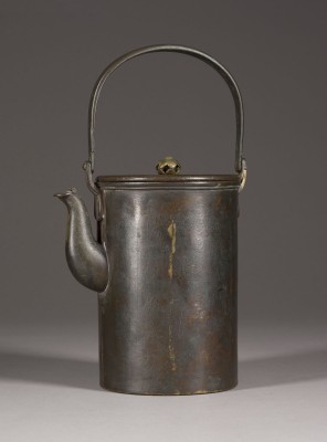 Auction 152<br>EIN TETSUBIN (WASSERKOCHER) AUS GUSSEISEN UND BRONZE