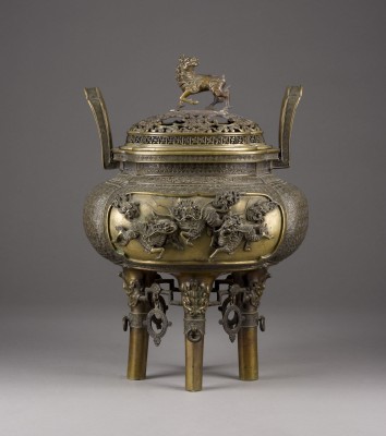 Auction 152<br>EIN GROßER JAPANISCHER WEIHRAUCHBRENNER MIT DECKEL AUS BRONZE