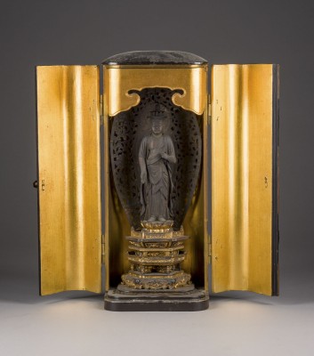 Picture EIN VERGOLDETER UND LACKIERTER ZUSHI MIT EINER LACKIERTEN KANNON-FIGUR AUS HOLZ