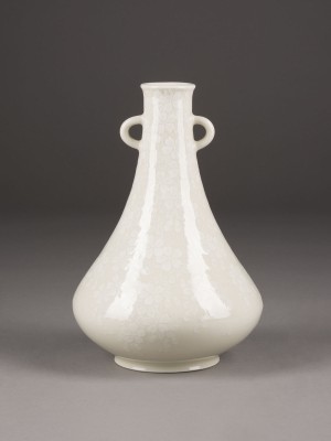 Auktion 152<br>EINE WEISSE VASE MIT ZWEI HENKELN UND BLUMENDEKOR