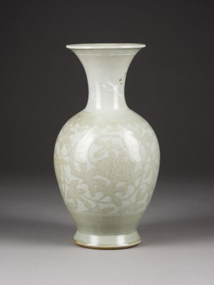 Auction 152<br>EINE CELADONGLASIERTE VASE