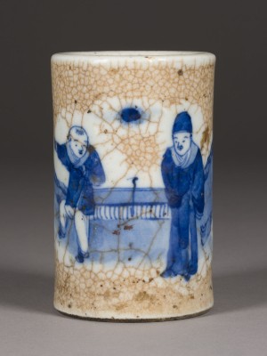 Bild EIN BLAU-WEISSER PINSELBECHER MIT FIGURENDARSTELLUNG IM GE-STIL