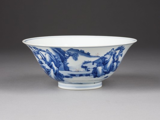 Auction 152<br>EINE BLAU-WEISSE UND KUPFERROT-DEKORIERTE SCHALE MIT LANDSCHAFTSDARSTELLUNG