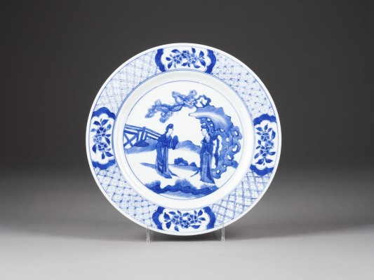 Picture EIN BLAU-WEISSER TELLER MIT FIGURENDARSTELLUNG