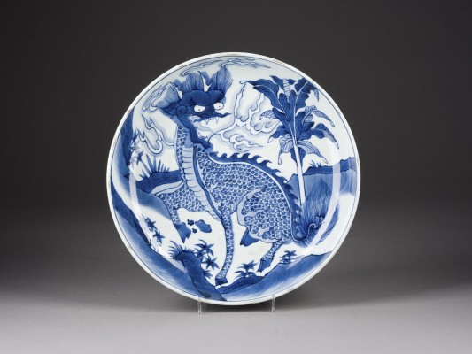 Picture EIN GROßER BLAU-WEISSER TELLER MIT DER DARSTELLUNG VON QILIN