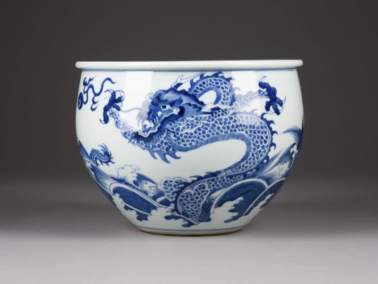 Bild EIN BLAU-WEISSER JARDINIERE MIT DRACHENDARSTELLUNG