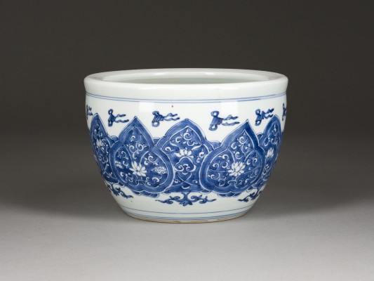 Picture EIN BLAU-WEISSER JARDINIÈRE MIT BLUMENDARSTELLUNG