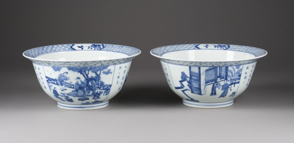 Auktion 152<br>PAAR GROßE BLAU-WEISSE SCHALEN MIT FIGURENDARSTELLUNG