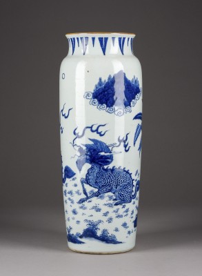 Bild EINE BLAU-WEISSE SLEEVE-VASE MIT DARSTELLUNG VON FABELTIEREN