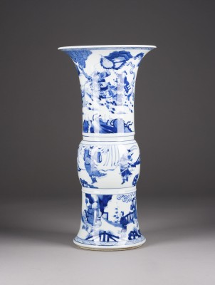 Auktion 152<br>EINE BLAU-WEISSE GU-FÖRMIGE VASE MIT FIGURENDARSTELLUNGE
