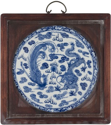 Auction 152<br>EINE BLAU-WEISSE PORZELLANPLAKETTE MIT HOLZRAHMEN