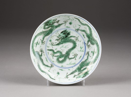 Auction 152<br>EINE GRÜN EMAILLIERTE 'DRACHEN'-TELLER