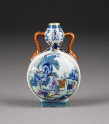 Auktion 152<br>EINE KLEINE FAMILIENROSE-MONDFLASCHE