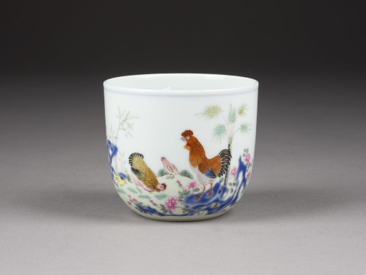 Auktion 152<br>EINE FAMILLE-ROSE-TASSE MIT HÜHNERDARSTELLUNG