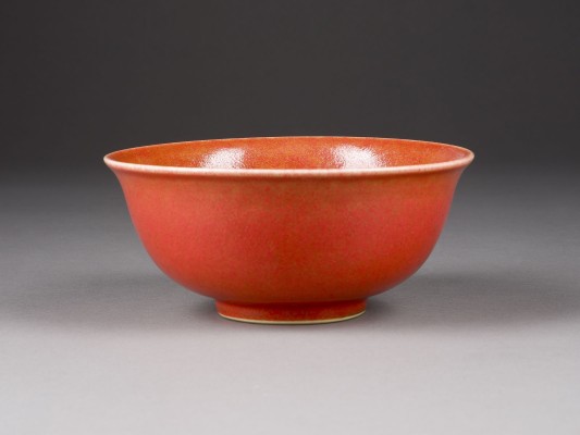 Auction 152<br>EINE KORALLEN-GLASIERTE SCHALE