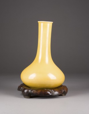 Bild EINE GELBGRUNDIGE LANGHALSIGE VASE MIT KRACKELÉ-GLASUR