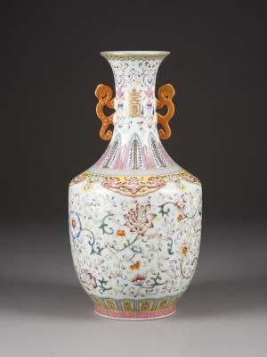 Auktion 152<br>EINE FAMILLE-ROSE VASE MIT BLUMENDARSTELLUNG