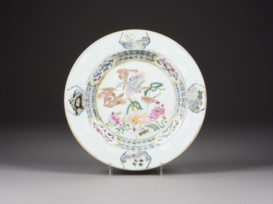 Picture EIN FAMILLE-ROSE TELLER MIT BLUMENDARSTELLUNG