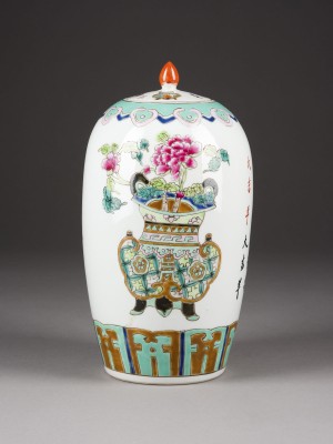 Auction 152<br>EIN BLAU-WEISSER DECKELTOPF MIT ANTIQUITÄTENDARSTELLUNG