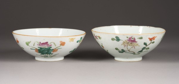 Picture ZWEI FAMILLE-ROSE-SCHALEN MIT BLUMENDARSTELLUNG