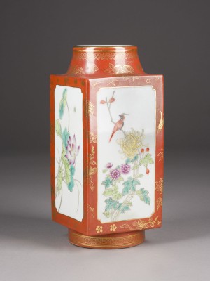 Auktion 152<br>EINE FAMILLE-ROSE CONG-FÖRMIGE VASE