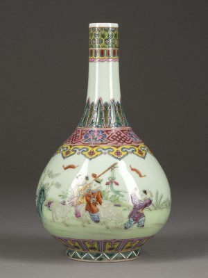 Auction 152<br>EINE SELADON-GLASIERTE FAMILLE ROSE FLASCHENVASE