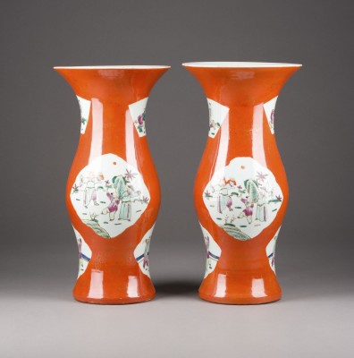 Picture PAAR FAMILLE-ROSE-VASEN MIT ORANGEFARBENEM GRUND