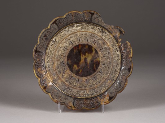 Bild EIN FEIN GESCHNITZTER TELLER AUS SCHILDPATT