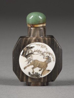 Picture EIN GESCHNITZTES SNUFFBOTTLE AUS HORN