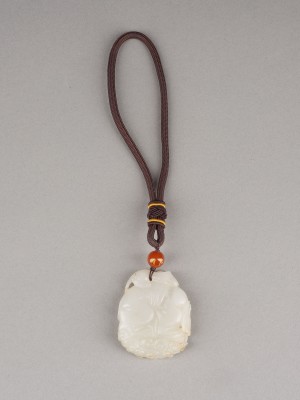 Picture EIN ANHÄNGER MIT ELEFANTDARSTELLUNG AUS WEIßEM JADE