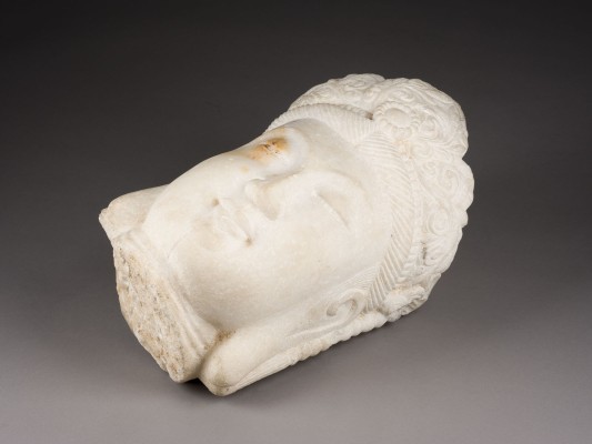 Bild EIN MARMORKOPF DER GUANYIN