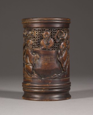 Picture EIN GESCHNITZTER PINSELBECHER MIT FIGURENDARSTELLUNG AUS BAMBUS