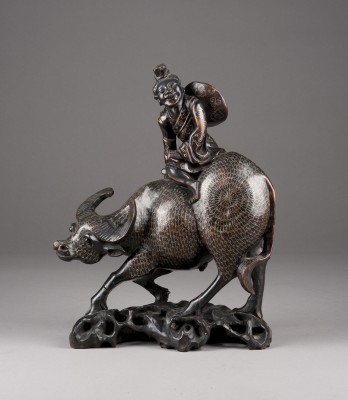 Picture EINE SILBEREINGELEGT HOLZSKULPTUR EINER LANDWIRTS AUF EINEM WASSERBÜFFEL