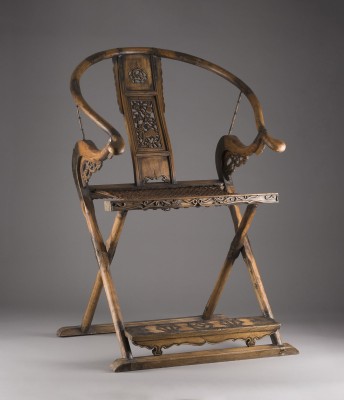 Auction 152<br>EIN FALTSTUHL AUS HOLZ