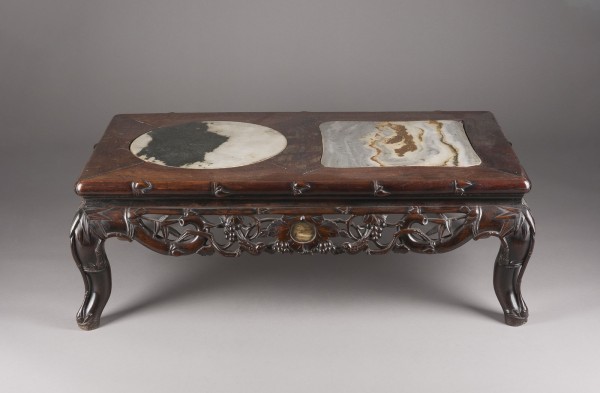 Picture EIN KANG-TISCH MIT MARMOREINSÄTZEN AUS HOLZ