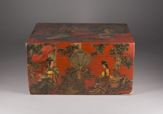 Picture EINE ROT LACKIERTE TRUHE MIT FIGURENDARSTELLUNG AUS HOLZ