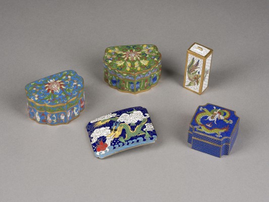 Bild EIN FÜNFTEILIGES KONVOLUT VON CLOISONNÉ-OBJEKTEN