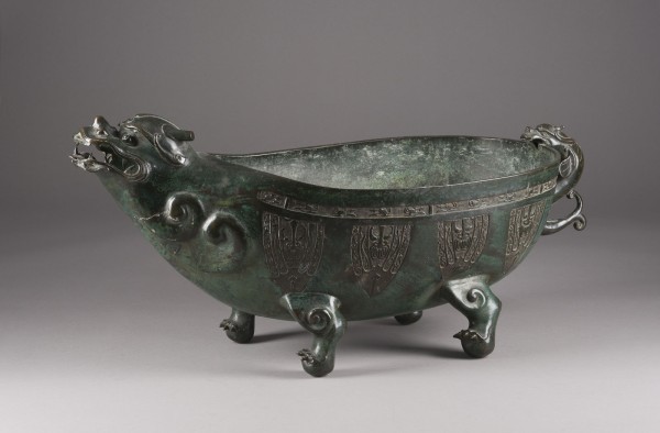 Bild EIN GROßER ARCHAISCHER BESCHRIFTETER TIERKOPF-YI (GEFÄSS)