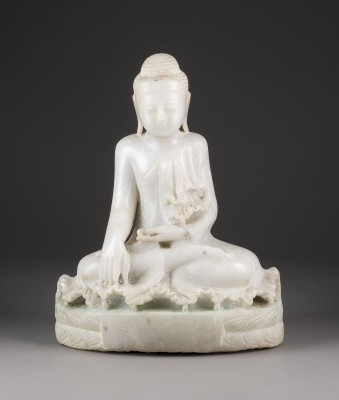 Bild EINE SITZENDE FIGUR DES BUDDHA-SHAKYAMUNI AUS MARMOR