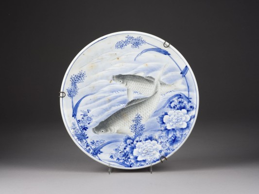 Bild EIN BLAU-WEISSER TELLER MIT DER DARSTELLUNG VON KOI