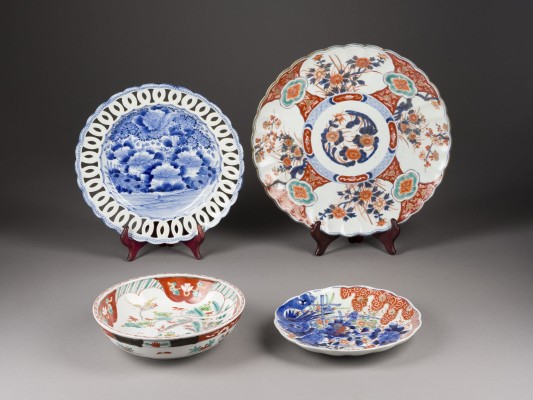 Picture EIN VIERTEILIGES KONVOLUT VERSCHIEDENER TELLER MIT BLUMENDEKOR