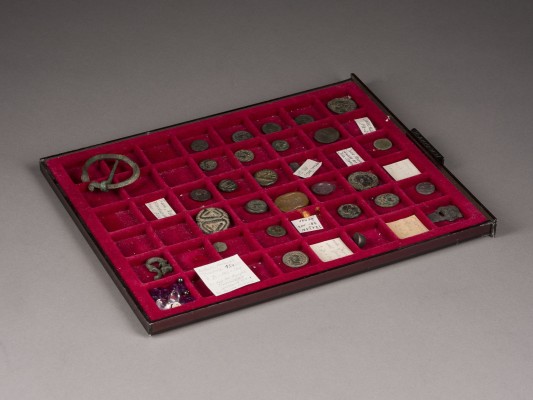 Picture KONVOLUT VON 25 ANTIKEN MÜNZEN / SIEGELSTEIN / OMEGA-FIBEL