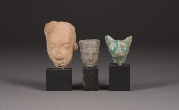 Picture KONVOLUT VON DREI ANTIKEN FIGUREN: KOPF EINER KATZE UND ZWEI MASKEN VON GOTTHEITEN