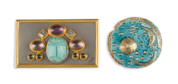 Picture BROSCHE MIT SKARABÄUS UND ANHÄNGER IN FORM DER HIMMELSSCHEIBE VON NEBRA