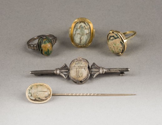 Picture FÜNFTEILIGES SKARABÄUS-SCHMUCK-ENSEMBLE: DREI RINGE, BROSCHE UND NADEL