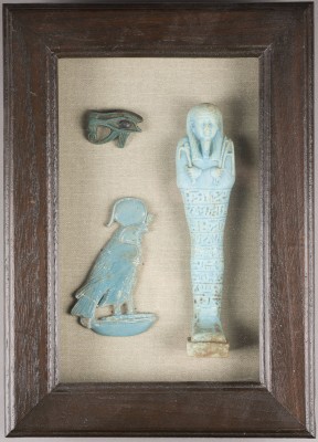 Bild KONVOLUT VON DREI ÄGPYTISCHEN FIGUREN: GOTT HORUS, WEDJAT AUGE UND USCHEBTI